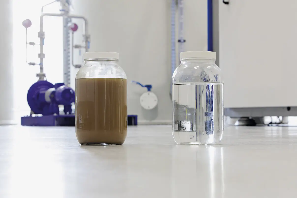 Représentation d'un échantillon de distillat, avant - après, sale - propre