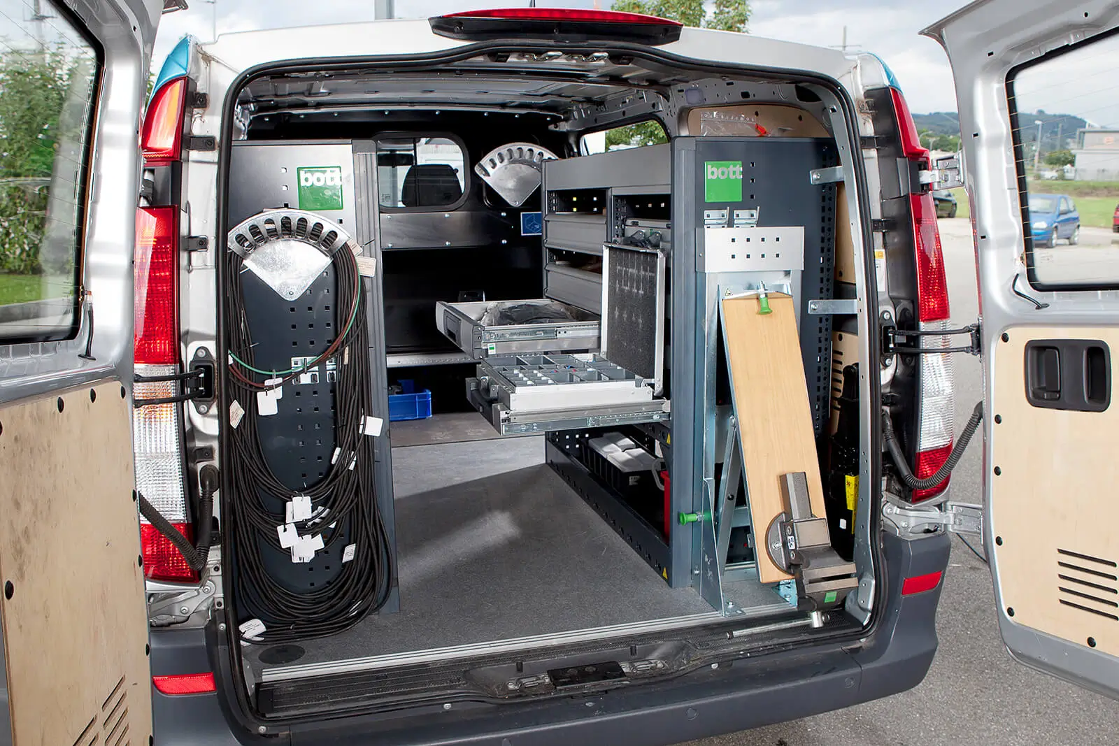 Un atelier de travail mobile dans une camionnette, camionnette de service