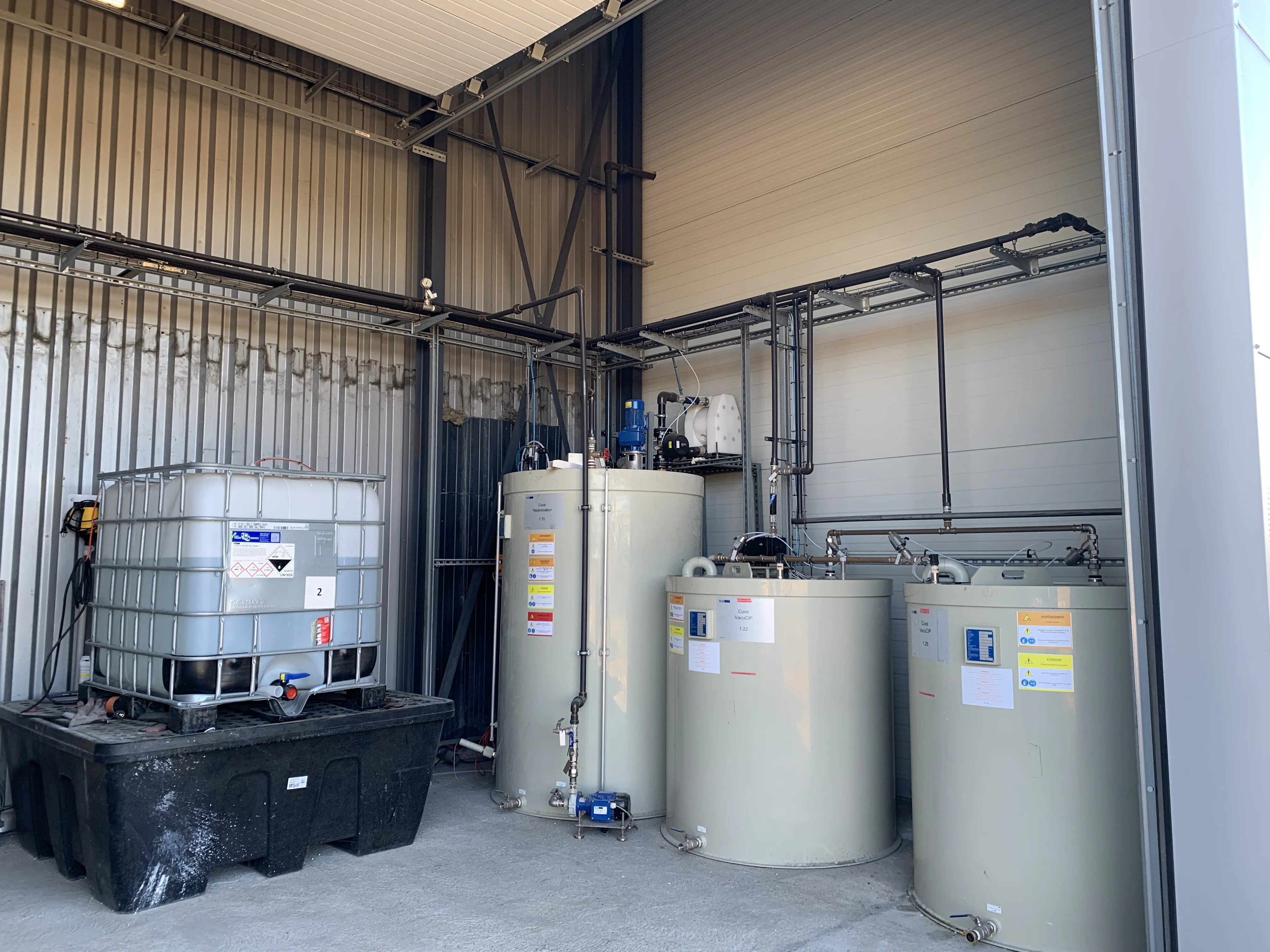 IBC Destillatspeicherbehälter bei Sonopol Zeigt die zwei IBC Destillatspeicherbehälter