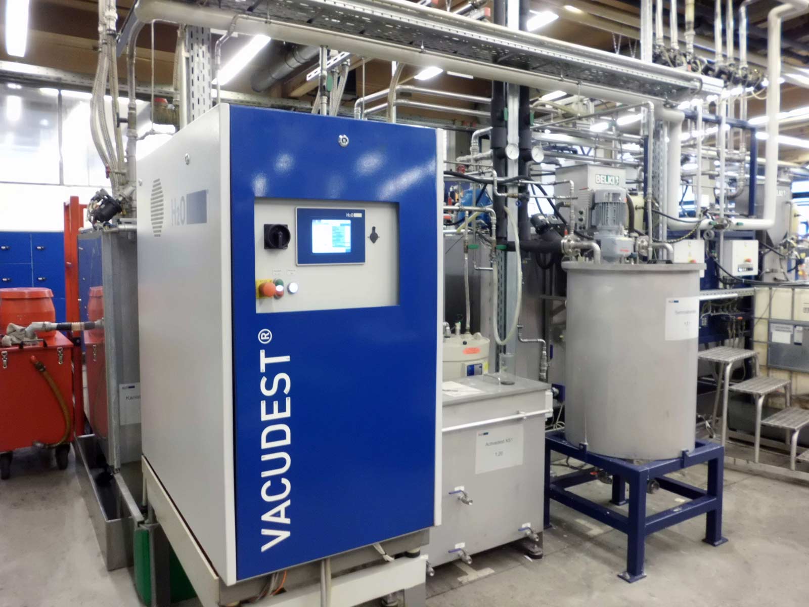 Urządzenie VACUDEST XS umożliwia firmie IWIS w Landsbergu recykling wody używanej do mycia części.
