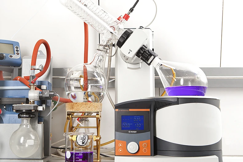 Photo d'un équipement de laboratoire dans un laboratoire de chimie Photo d'un équipement de laboratoire dans un laboratoire de chimie