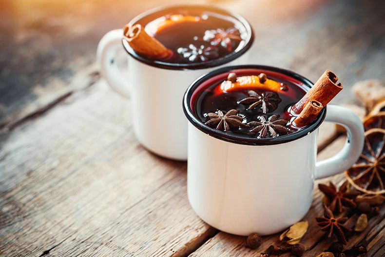 Ein Foto von zwei Tassen mit Glühwein
