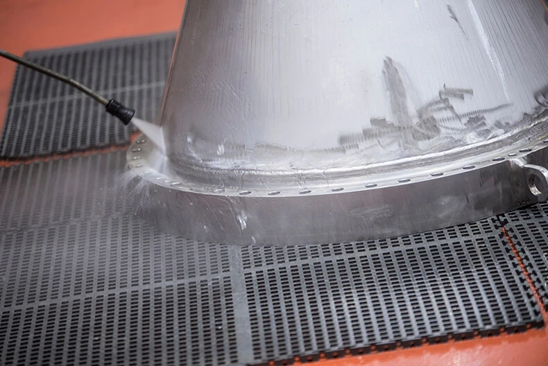  A metal workpiece is high-pressure rinsed