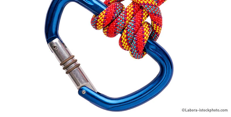 Ein blauer Kletter Karabiner mit einem roten Kletterseil