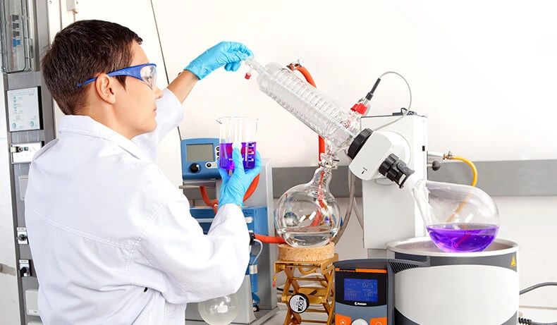 Ein H2O Mitarbeiter in einem chemischen Labor Ein H2O Mitarbeiter in einem chemischen Labor