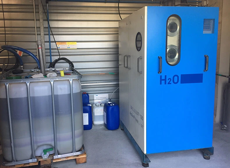 Rinse water treatment in a VACUDEST vacuum distillation system