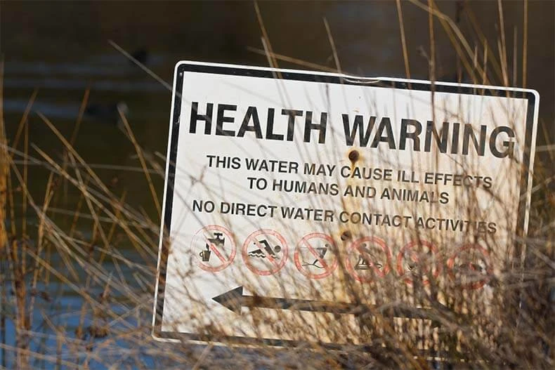 Warnschild im Wasser zum direkten Kontakt mit dem Wasser