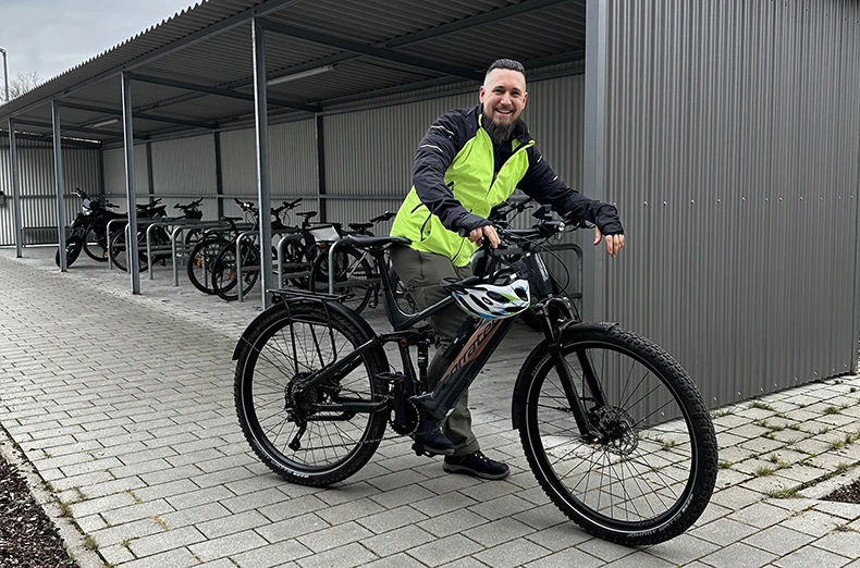 Collaborateur sympathique de H2O sur un vélo de fonction