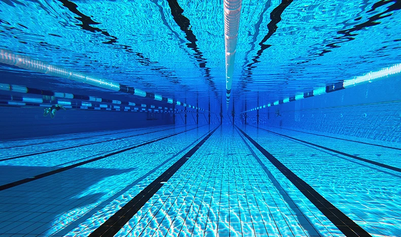 Photo sous-marine d'une piscine olympique