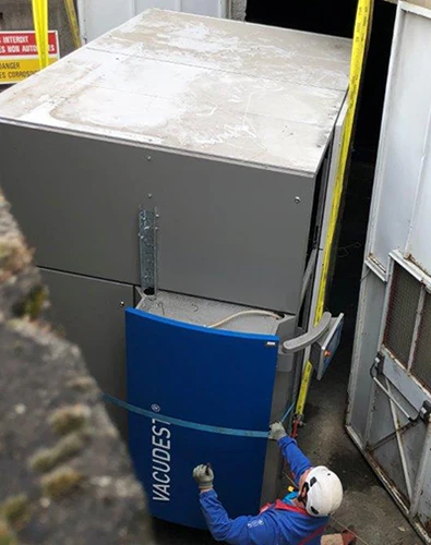 Photo du chargement d'une machine VACUDEST