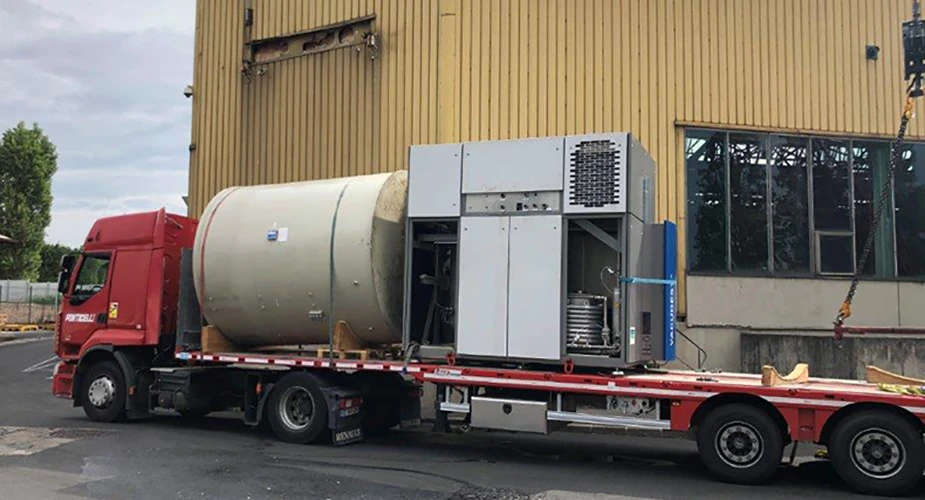 Photo d'un camion transportant une machine VACUDEST et une citerne