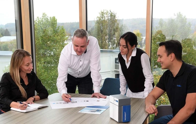 four people having a meeting at the H2O Application Engineering department