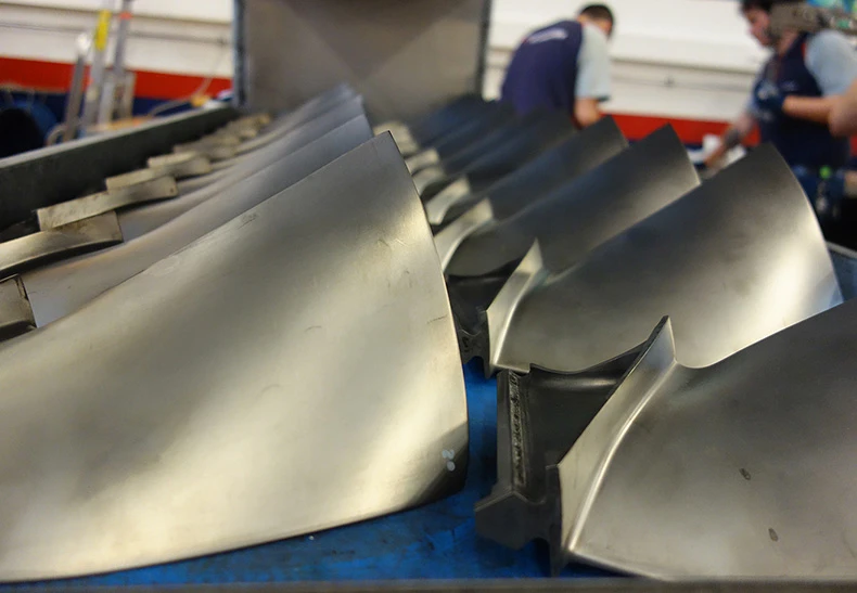 Foto von Metallbauteilen in der Riss-Erkennung
