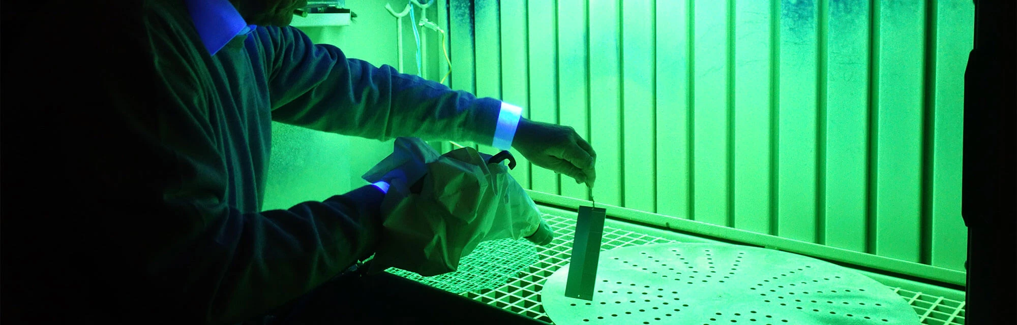 Crack testing of aircraft parts under UV light